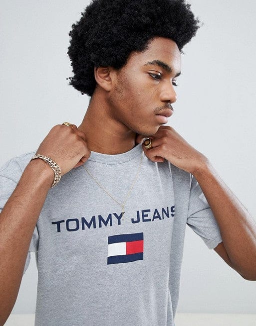 Tommy Jeans 90 年代航海膠囊旗幟標誌圓領 T 卹灰色